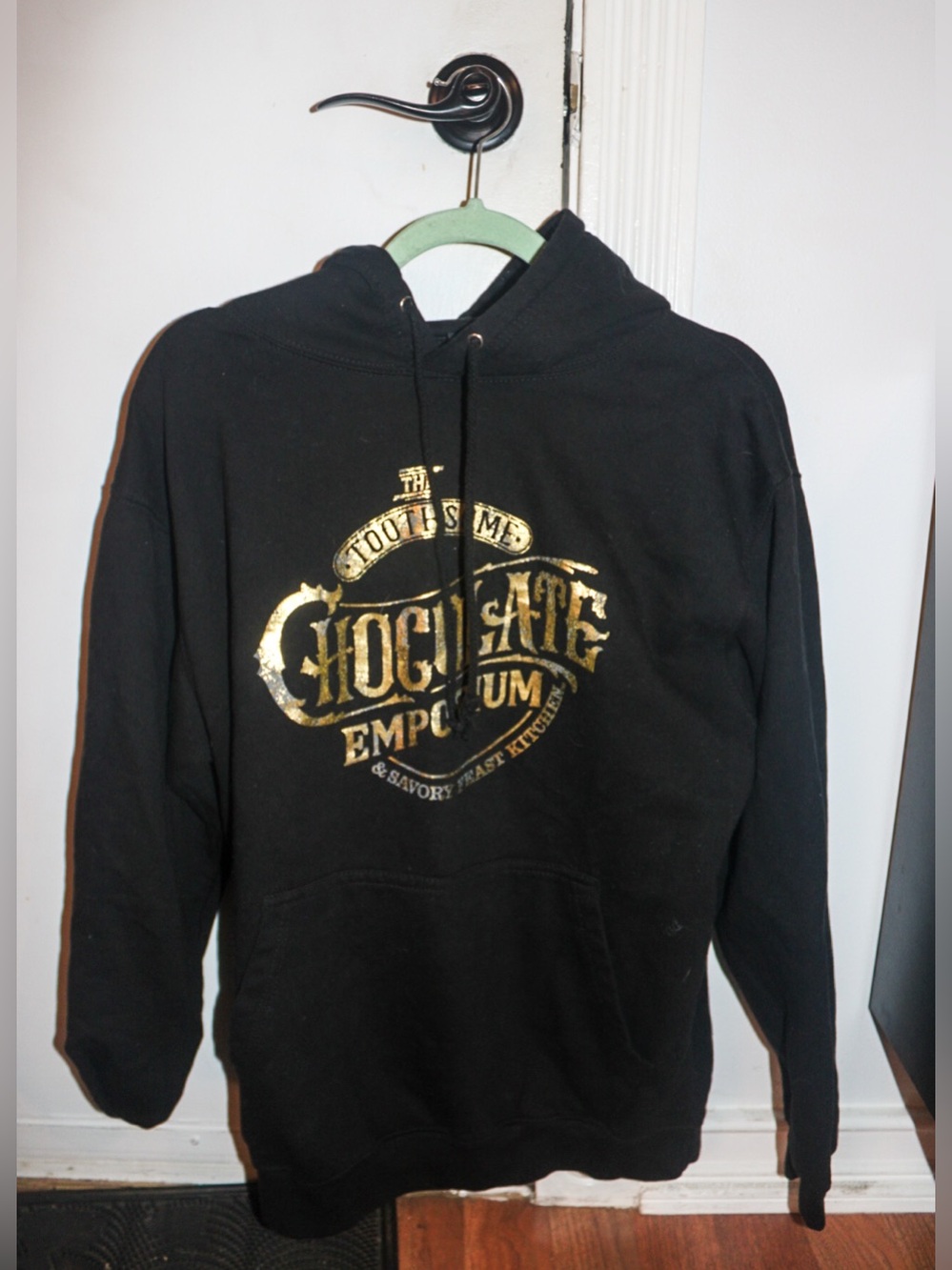 Universal Studios Toothsome Chocolate Emporium Black Gold Hoodie Size Medium